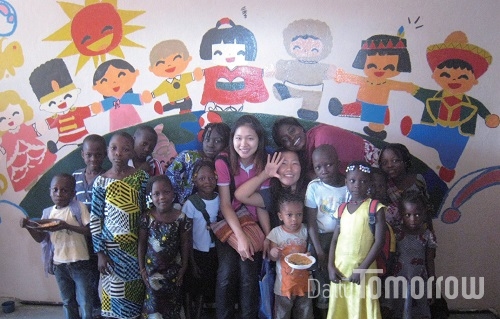 그림 그리는 걸 싫어한다는 쩌이 씨가 베냉의 아이들과 함께 벽화를 그렸다.