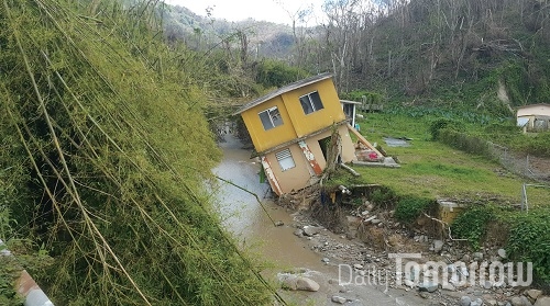우뚜아도 지역은 도시 중앙에 강이 흘러서 침수피해가 컸다. 지반이 무너져 집이 잠기기 직전이다.