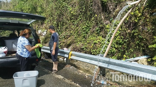 허리케인이 지나간 지 한 달 이상이 되었지만, 우뚜아도 지역은 아직 수도와 전기가 복구되지 않아 산에서 물길을 찾아 호스로 연결해 물을 사용한다. 마실 수는 없어도 샤워와 빨래는 가능하다.