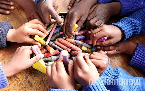 수업 중 형형색색의 크레파스를 나눠 쓰는 짐바브웨 초등학생들.
