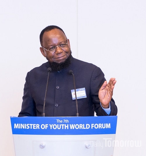 2017년 한국에서 열린 세계청소년부장관포럼에서 발표하는 도코라 장관.