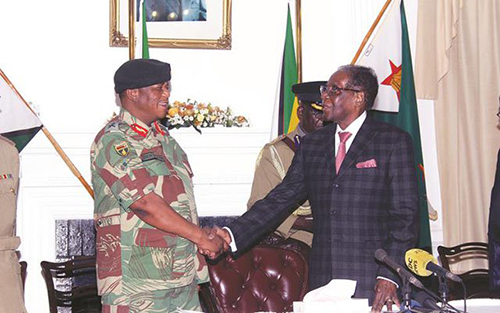짐바브웨 국방부(ZDF) 사령관 인 콘스탄티노 치 엥가와 악수하는 무가베 대통령(사진 우) (사진 The Herald)