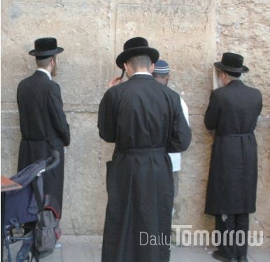 성전 벽에서 기도하는 유대인들. 벽틈 사이로 소원을 적은 종이를 끼워 넣는다.