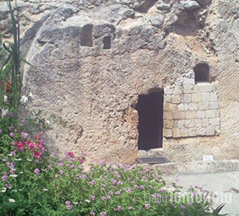 현재 예루살렘 성의 다메섹 문 근처에 있는가든툼(Garden Tomb)은 예수님의 무덤으로알려져 있다. 중요한 것은 ‘그가 여기계시지 않고 살아나셨다’는 사실이다.