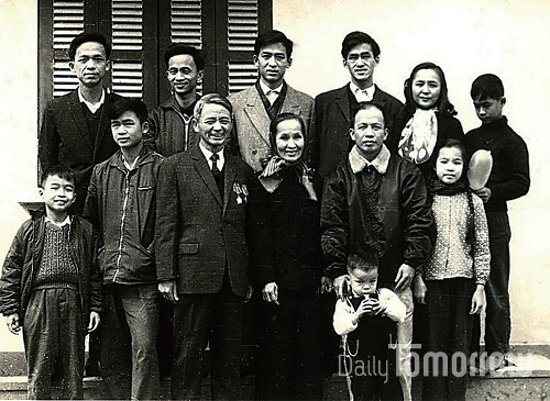 가족 사진(뒷줄 맨 왼쪽이 응우옌 런 중 교수). 베트남에서 전설가족으로 불릴 만큼 국민들의 사랑과 존경을 받는 교육자 집안이다.