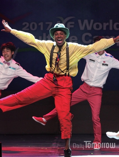 2017년 7월 한국 월드캠프에서 댄스공연 ‘행복’을 선보이는 드렐.
