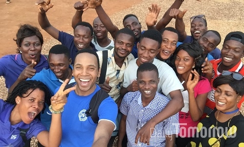2016년 베냉 영어캠프에서 자원봉사자들과 함께.