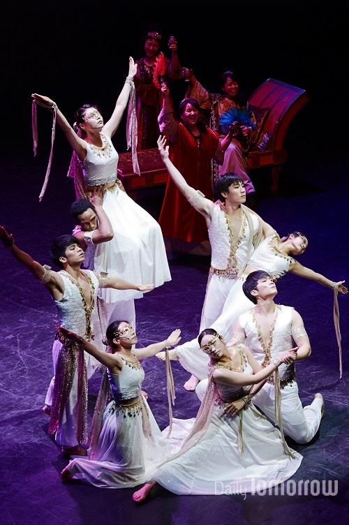 칸타타 1막에서는 궁중 무용수로 출연해 날렵한 춤솜씨를 선보인다.