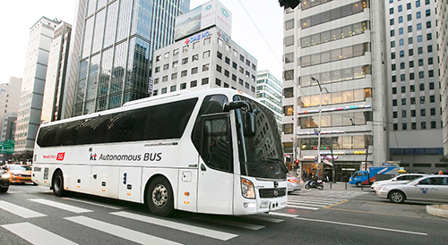 KT 대형 자율주행버스가 5일 서울 도심지역을 자율주행으로 시범 운행하고 있다(사진 KT)