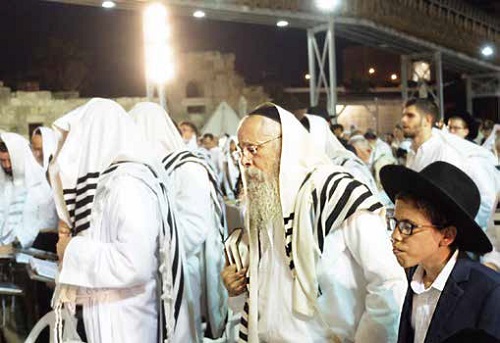 유대인들이 대속죄일에 통곡의 벽 앞에서 기도하고 있다.