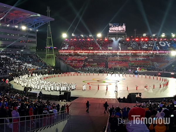 9일 개막한 2018 평창동계올림픽에서 한반도기를 든 남북선수단이 입장하고 있다. ⓒ평창특별취재팀