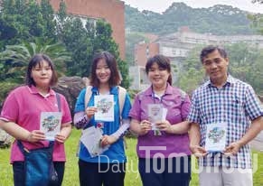 지부장님, 다른 단원들과 함께 대만의 한 대학을 찾아가 봉사단 활동과 대만 월드캠프를 홍보했다.