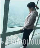 고소공포증세를 가졌던 김영아 씨가 마음이 건강해져서 101빌딩 89층에 올라가 도시를 바라보고 있다.