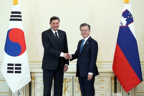 문재인 대통령과 보루트 파호르 슬로베니아 대통령이 오찬을 겸한 정상회담을 가졌다 (사진=청와대)