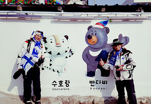 핀라드에서 온 셀런트 부부가 평창동계올림픽 마스코트 수호랑, 반다비가 그려진 벽화를 배경으로 기념사진을 찍고 있다. ⓒ 평창군
