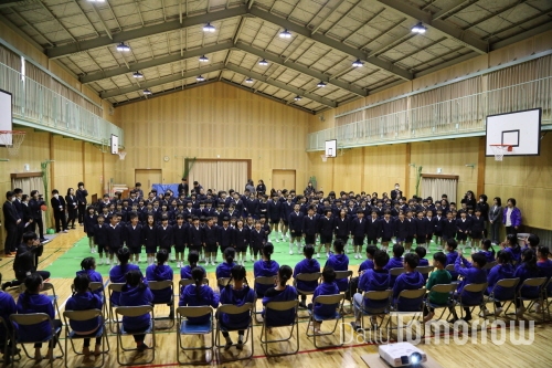 에타지마의 나카마치 소학교 학생들이 사파리 댄스팀의 공연에 대한 보답으로 교가를 부르고 있다. ⒸSAFARI