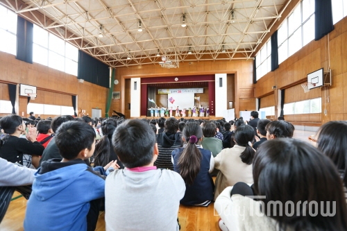 후쿠오카의 카타나와 소학교 학생들이 사파리 댄스팀 학생들의 공연을 관람하고 있다. ⒸSAFARI
