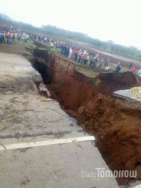 3월 13일 수요일(현지시각) 케냐 나이로비 마이마히유 지역의 나록 고속도로가 전날 저녁 내린 폭우로 도로가 끊어졌다. 이로인해 차량들이 극심한 교통체증을 겪었다. 해당 도로를 복구하는데에는 수 주일이 걸릴 것으로 예상되고 있다. ⓒ송태진 글로벌리포터