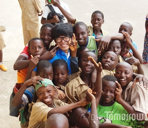 기니 학생들은 카메라만 보면 밝은 웃음을 지으며 자연스럽게 포즈를 취한다.