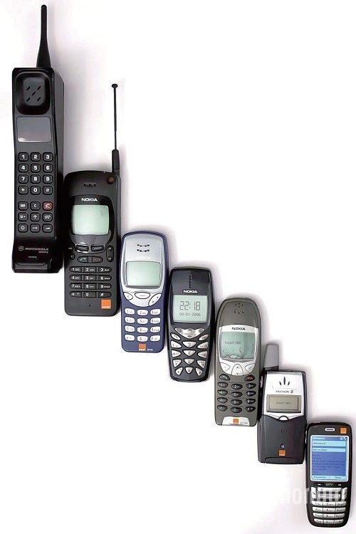 1980년대부터 2004년까지의 휴대 전화의 변천사 (출처:위키피디아)