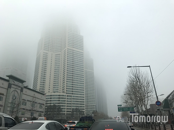 3월 26일 월요일 오전 8시 30분경 서울 강남구 도곡동 타워팰리스 앞을 지나는 출근길 차량 행렬. 고층 건물들이 미세먼지 안개에 가려 끝이 보이지 않는다. ⓒ이보배 기자