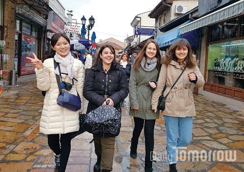 스코페 관광을 안내해 준 학생들. 한국 문화에 관심이 많은 이들과 짧은 시간이지만 많은 이야기를 나누며 친해졌다. 참 순수하고 따뜻한 소녀들이었다.