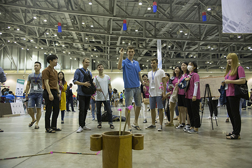 지난해 7월 벡스코(BEXCO)에서 국제 청소년들을 대상으로 열린  웓드문화캠프. 캠프에 참석한 외국 청년들이 한국 전통문화 체험을 하고 있다. ⓒ 국제청소년연합(IYF)