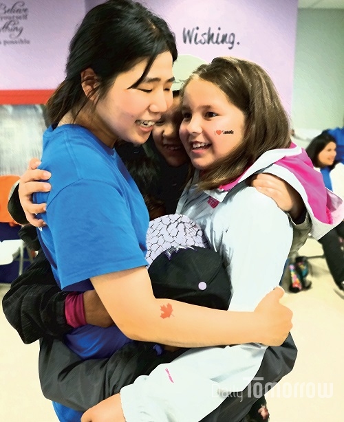 캐나다 인디언 원주민 마을을 방문한 굿뉴스코 여학생이 학생캠프에서 봉사하고 있다.