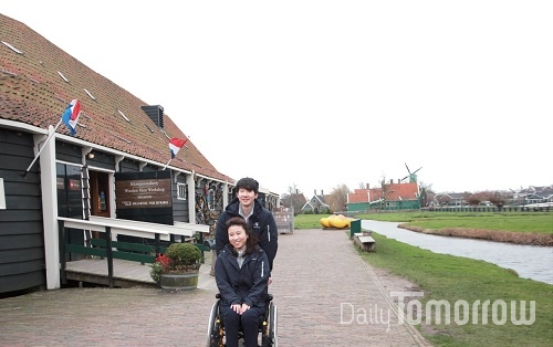 네덜란드 풍차마을에서의 관광. 여행에서 휠체어를 밀어준 소룡이와 다니는 길은 내게 좌절이 아니라 즐거움이었다.