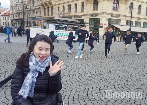 체코 프라하 광장에서 유럽투어 팀원들의 깜짝 공연, 아카펠라와 댄스로 사람들의 이목을 집중시켰다.