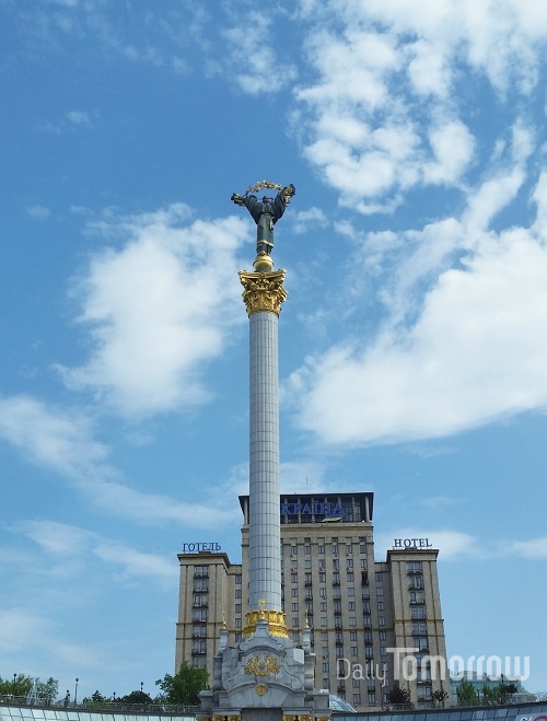우크라이나 수도 키예프의 독립광장에 세워진 명물 미카엘 천사상의모습.