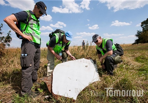 2014년 7월 추락한 말레이시아 항공기 MH17편의 잔해를 조사하는 요원들.
