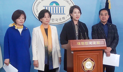 15일 더불어민주당 더좋은 미래 유은혜 간사를 비롯한 의원들이 기자회견을 하고 있다.