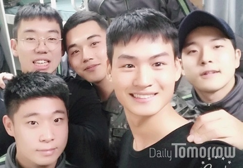 군대에서 함께 지냈던 동기들과 박규영씨(사진 오른쪽에서 두번째)