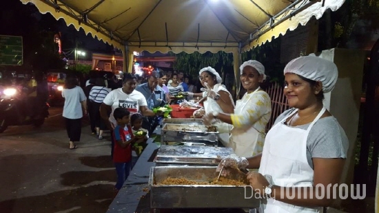 베삭데이의 큰 특징 중 하나인 '무료 음식 나눔'. 자원봉사자들이 음식을 무료로 나눠주고 있다ⓒ권신영 글로벌리포터