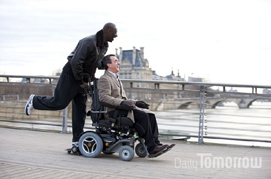필립의 휠체어를 개조해 신나게 달리는 드리스와 즐거워하는 필립. 영화 스틸컷