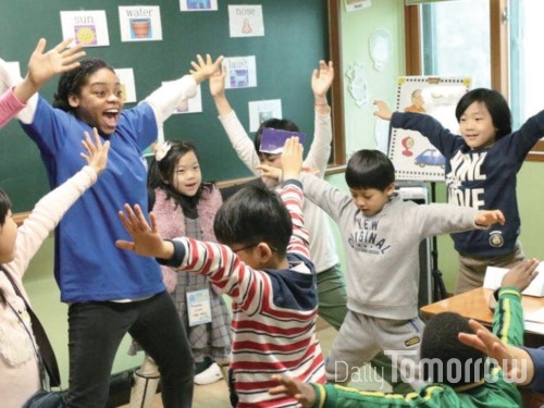 초등학생 영어캠프에서 아이들과 게임을 하고 있는 모습. 아이들보다 선생님이 더 신나보인다.