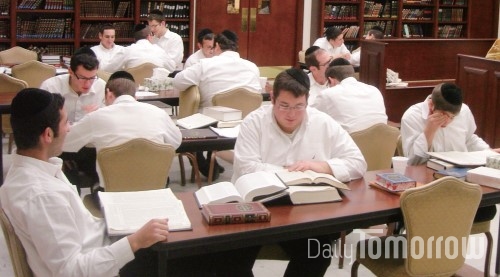 토론과 소통에 바탕을 둔 하브루타 학습법으로 공부하는 유대인 학생들. ⓒGeshmakster