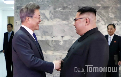 문재인 대통령과 김정은 국무위원장이 26일 오후 판문점 북측 통일각에서 정상회담을 했다. 청와대 제공