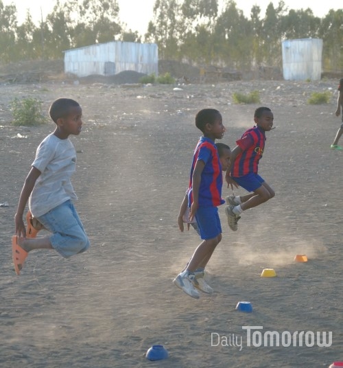 축구를 좋아하는 에티오피아 청소년들. 이들을 위해 굿뉴스코 봉사단원들은 ‘꼬레아 FC’라는 축구팀을 운영하고 있다.