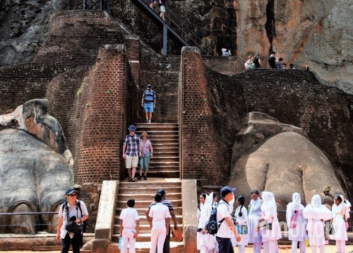 스리랑카를 대표하는 관광지 시리기야 궁전. 5세기에 싱할라 왕조의 카샤파 1세가 아버지를 살해하고 왕위에 오른 뒤 바위산에 지은 궁전이다.