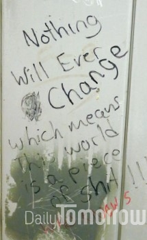 세상을 비관하는 내용이 담긴화장실 벽의 낙서.