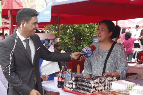 '2018한국페스티벌' 행사장에서 파라과이의 한 언론사가 교민을 인터뷰하고 있다.ⓒ박정우 글로벌리포터