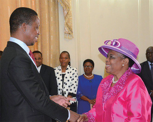 장관 취임식 장면.수마일리 장관은 대통령의 신임을 얻어 장관직에 올랐다.(사진 lusakatimes)