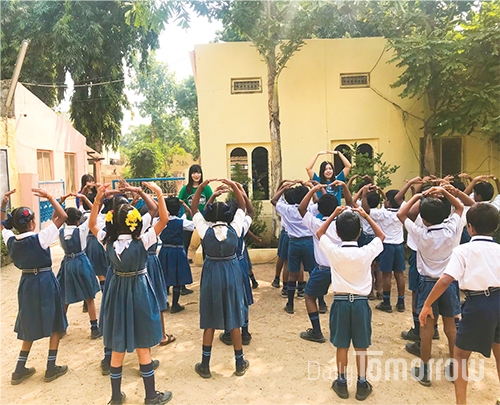 오정아씨는 인도 한 초등학교에서 아이들에게 댄스를 가르쳐주는 봉사활동을 했다.