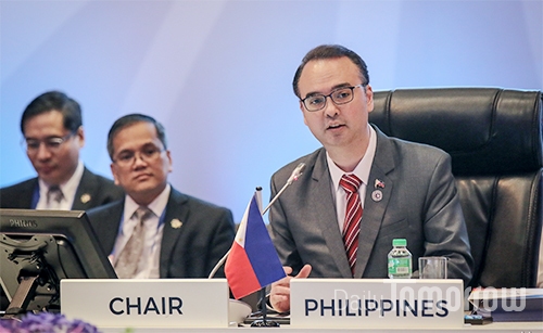 지난해 8월 마닐라에서 열린 동아시아 외교장관 회담에서 의장국 대표로 회담을 진행하는 카예타노 장관.