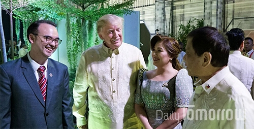 2017년 11월 아세안 정상회담 참석차 필리핀을 찾은 미국의 트럼프 대통령과 함께한 카예타노 장관.