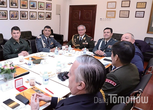 지난해 12월, 중국 주재 중남미국가 무관위원회 회의에 참석한 페드로 로하스 대령(왼쪽 위에서 시계 방향으로 네 번째).