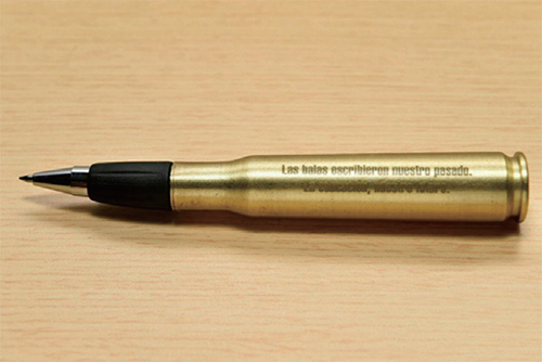 2016년 9월, 내전을 종식하는 평화협정의 서명에 사용된 ‘총알을 녹여 만든 펜’