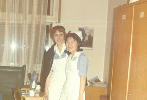 밤근무 중이던 1973년 어느 날, 동료 간호사와 함게 촬영했다.